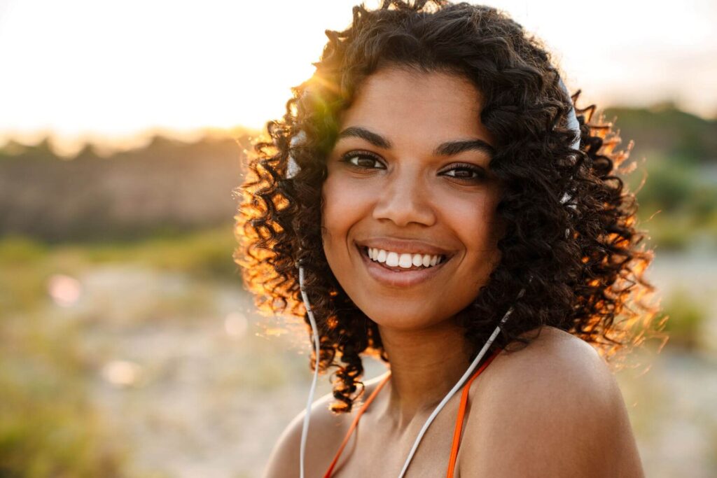 Influenciadores Realmente Vendem? Descubra a Verdade Antes de Investir Neles! optimistic young african woman listening music 2023 11 27 05 16 05 utc.jpg