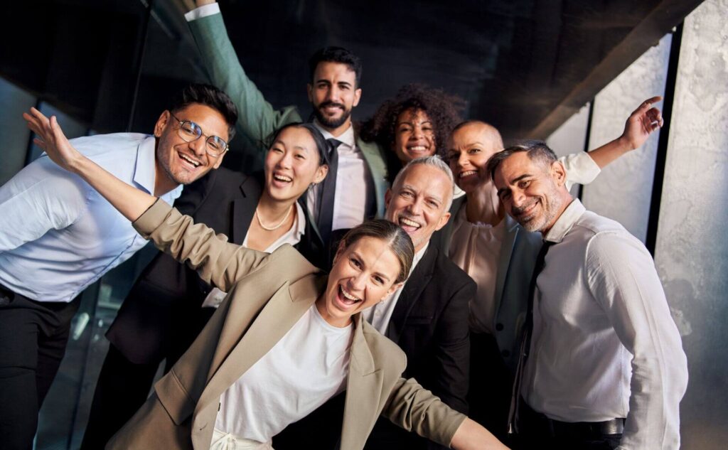 Está a Postar, mas Não Vende? Descubra Como Transformar Likes em Vendas Reais! portrait of excited funny multi ethnic staff peopl 2025 01 07 23 11 16 utc e1739179475423.jpg