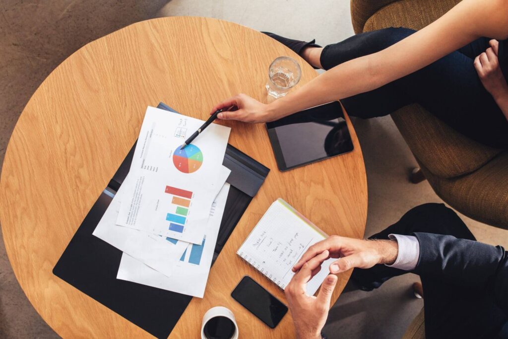 CPA: O Que É e Como Transformar Seus Investimentos em Lucro no Marketing Digital two business people working with charts around tab 2024 09 13 01 07 33 utc.jpg